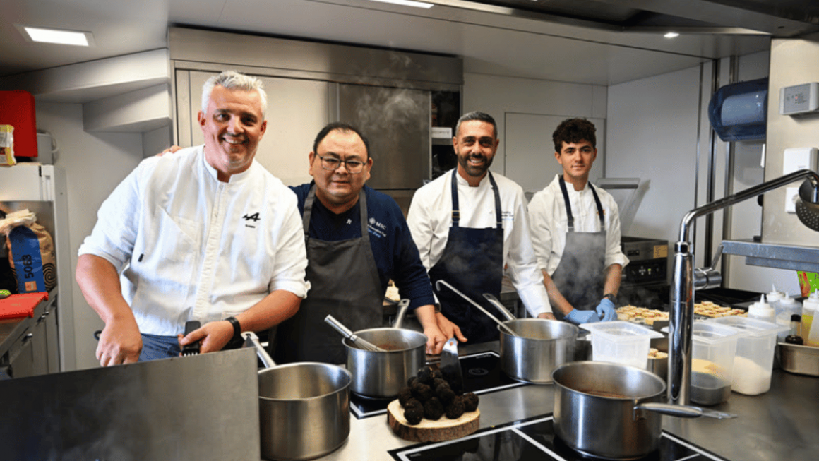 Os chefs da MSC Cruzeiros Xiao Wang, Pasquale Puziello e a equipe culinária da Alpine