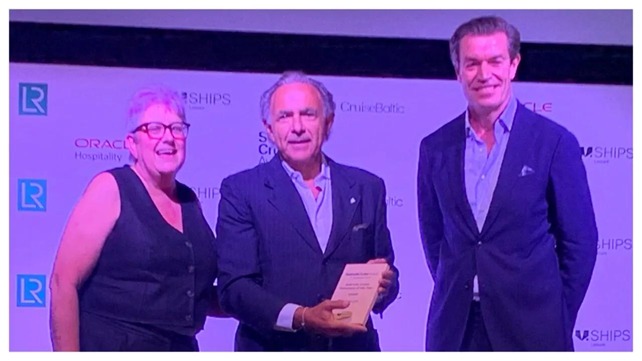Andrea Zito, CEO da Swan Hellenic, recebendo no prêmio Seatrade Cruise Personality of the Year