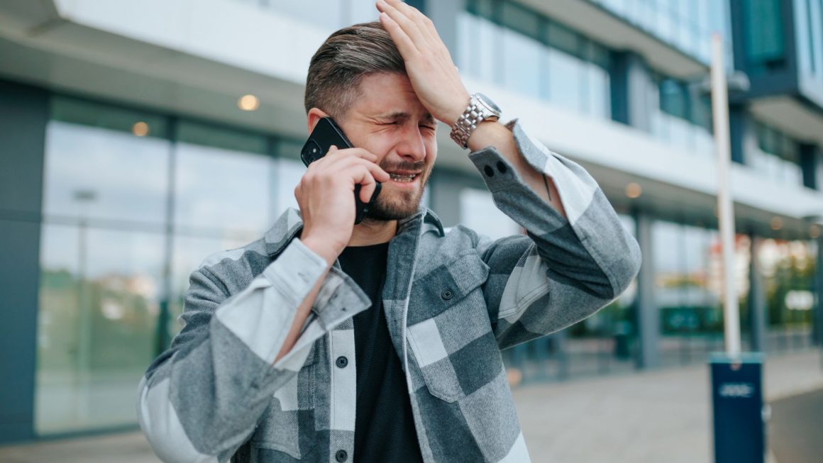 viajante ficou para trás no porto