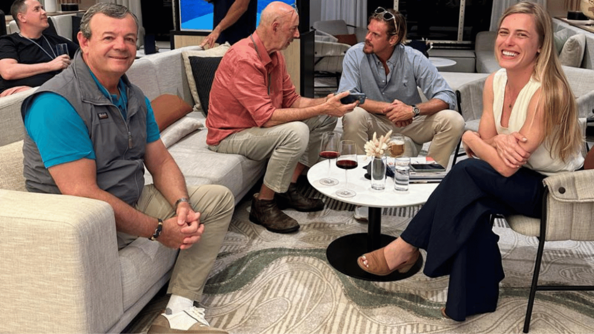 Lars Grael e Kiana Weltzien, ao fundo Beto Pandiani conversando