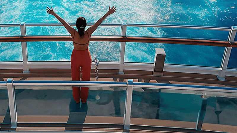 Mulher a bordo do navio da MSC cruzeiros