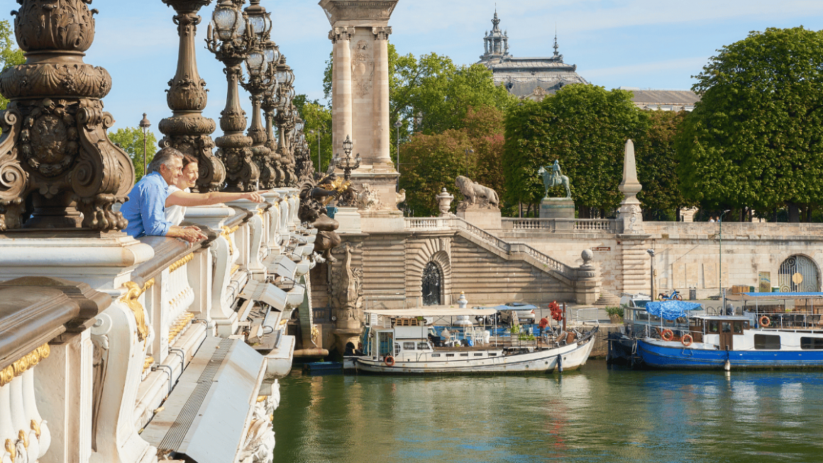 Casal no Sena em Paris