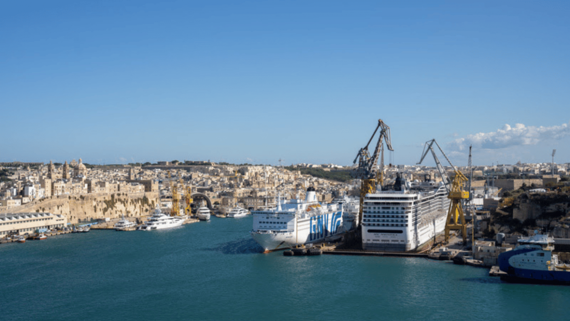 MSC Magnifica no estaleiro Palumbo, em Malta