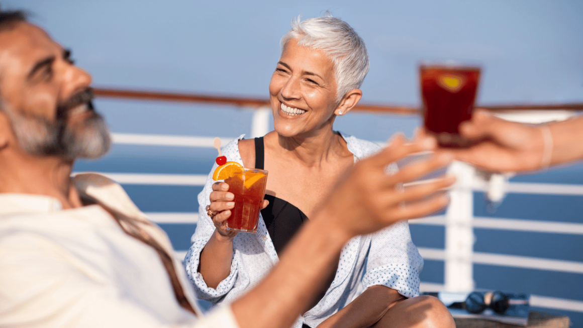 Hóspedes tomando um drink a bordo