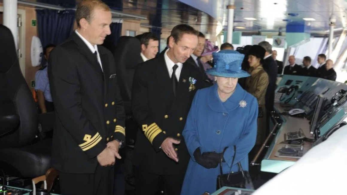 rainha elizabeth batizando o queen elizabeth