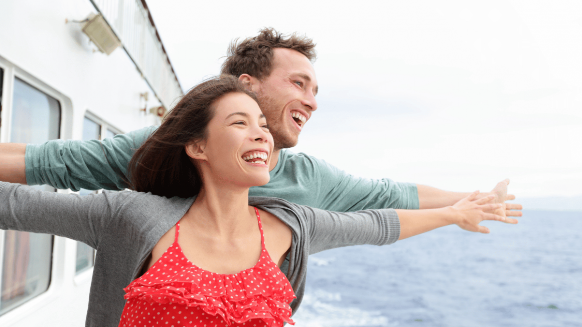 Casal feliz em um navio