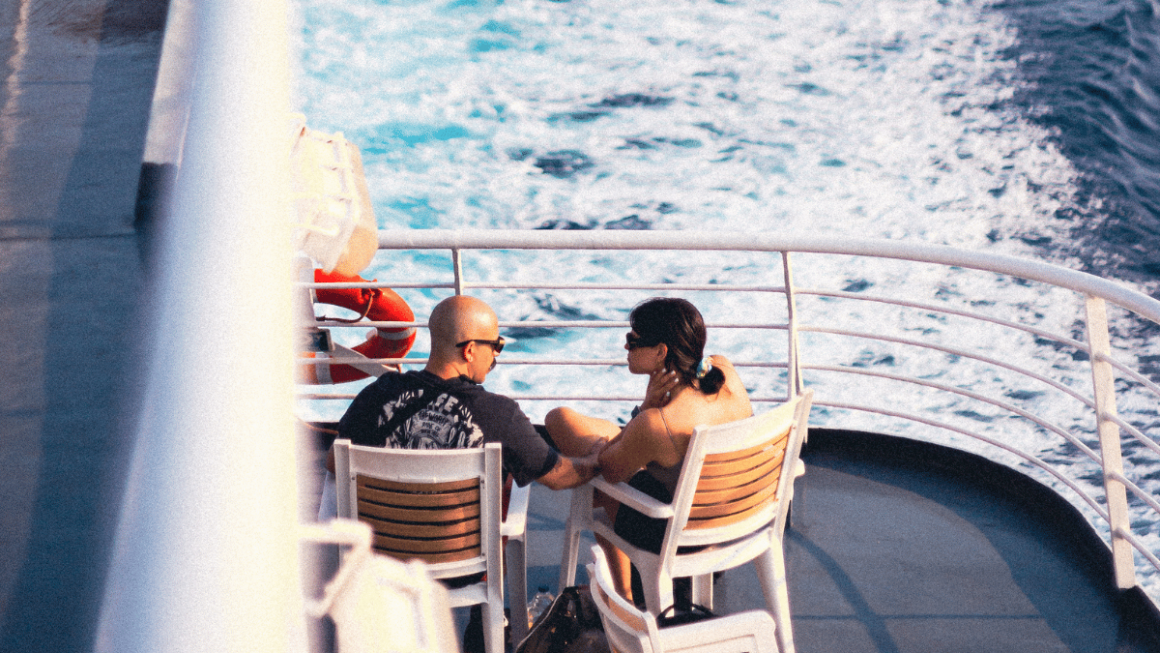 Casal no deck do navio comemoração de Valentine's Day
