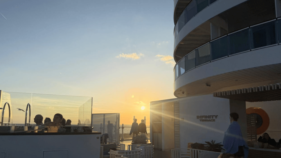Pôr do sol no Infinity Terrace na popa do navio