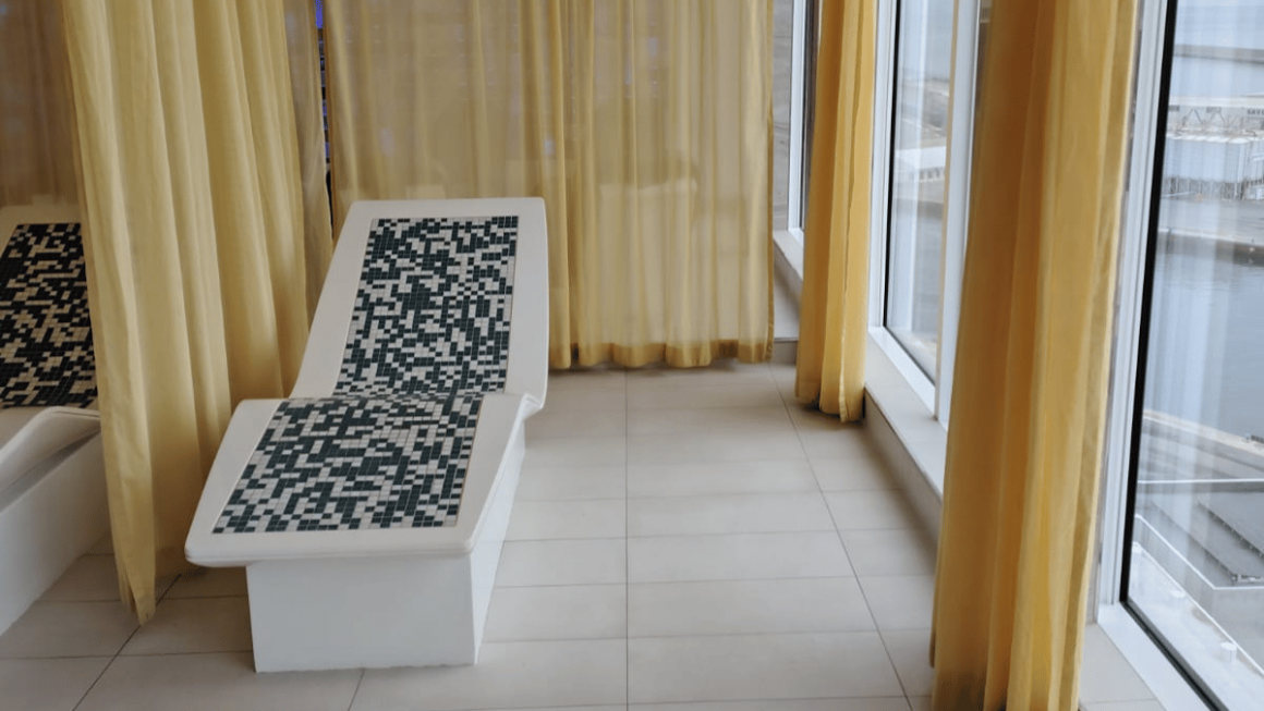 Área de relaxamento com bancos aquecidos