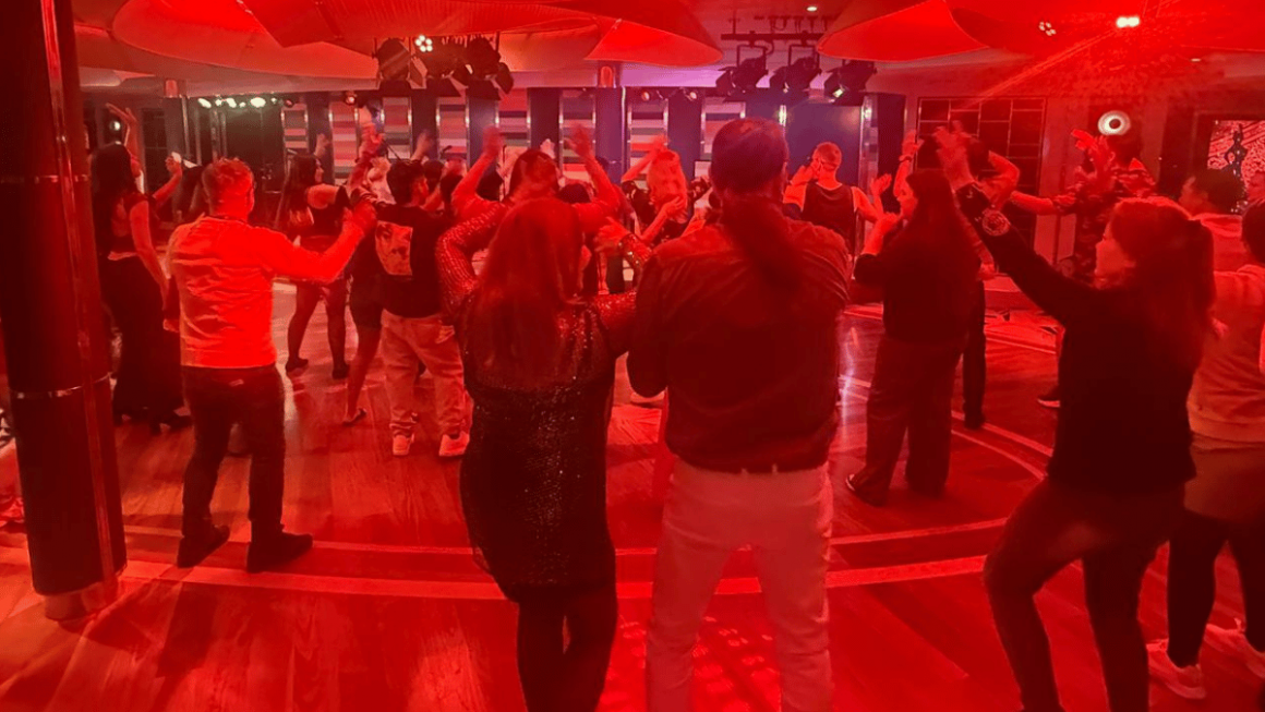 Aula de dança a bordo do Costa Toscana