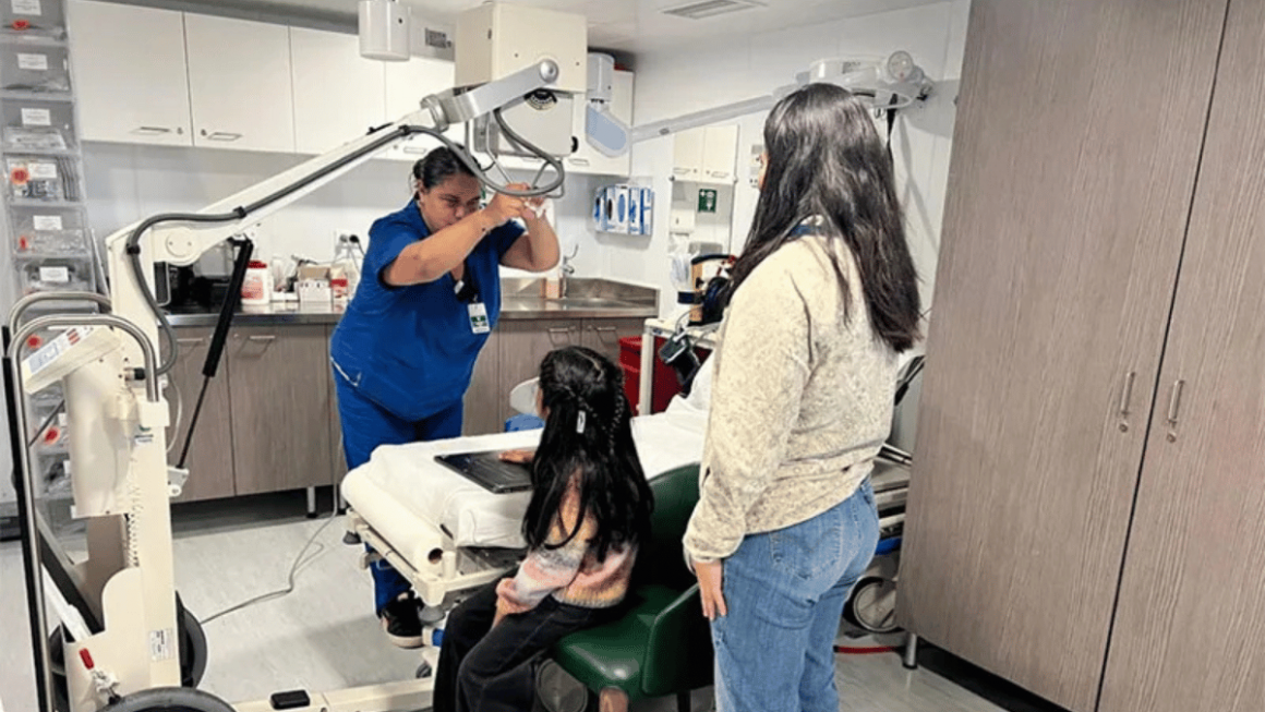 Moradores da comunidade local sendo atendidos no cruzeiro