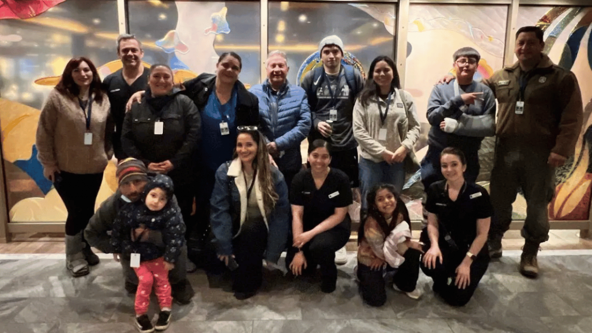 Equipe do cruzeiro com moradores