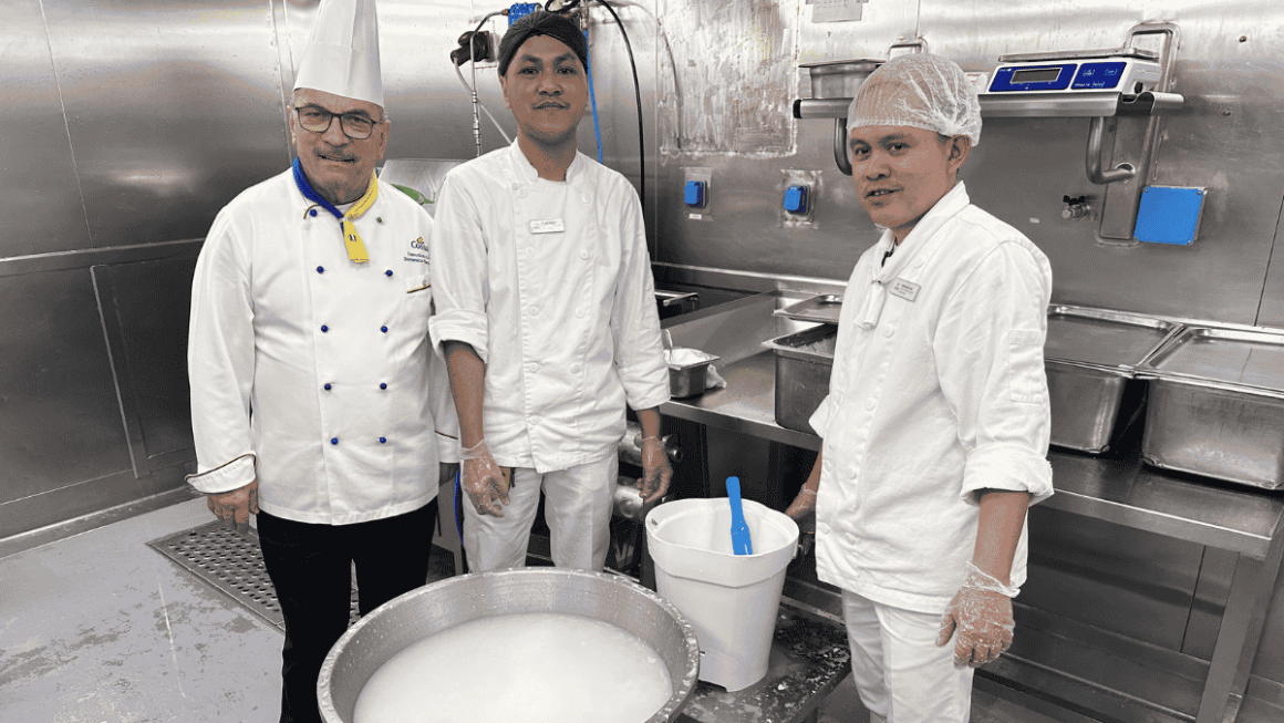 Produção de mussarela a bordo do Costa Favolosa