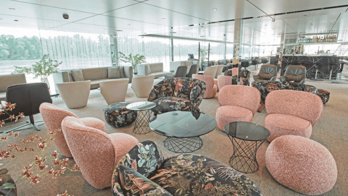 Scenic Amber Lounge