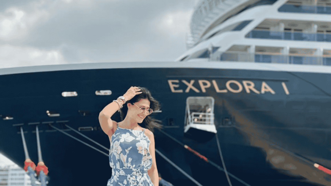 Patty Leone na frente do navio Explora I