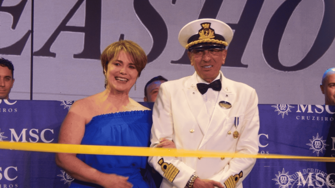Márcia Leite, diretora de operações da MSC Cruzeiros no Brasil e madrinha do MSC Seashore, junto ao comandante do navio Giuseppe Galano