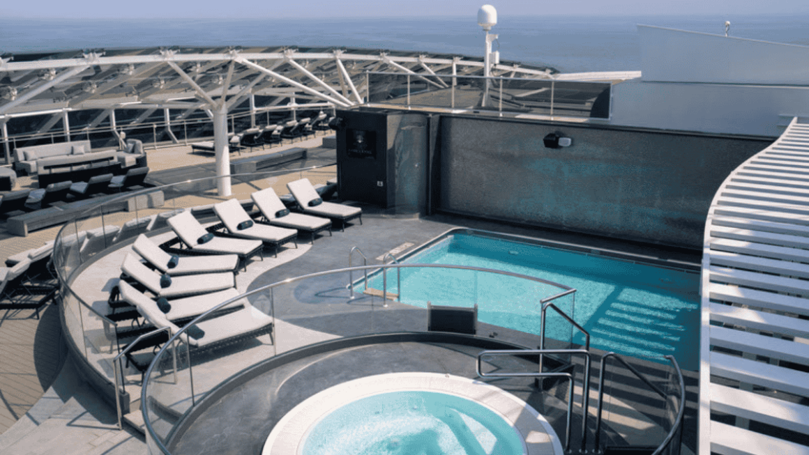 Piscina do MSC Yacht Club